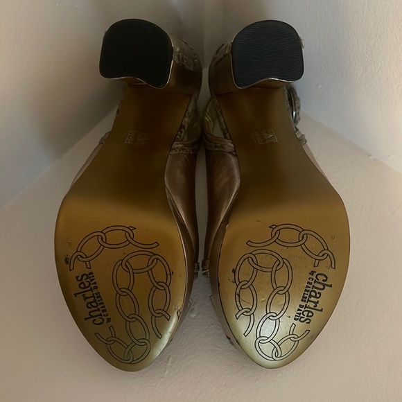 Charles David - Gold Block Heel - Size 5.5 B - Picture 3 of 4